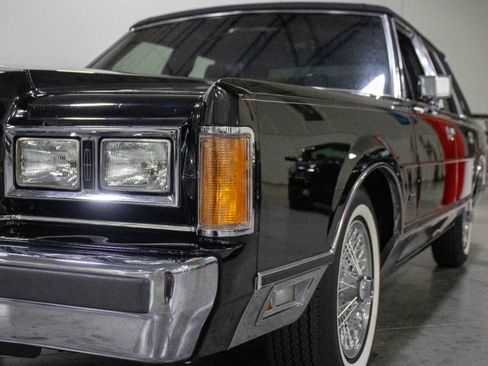 Used 1989 Lincoln Town Car Signature image 28