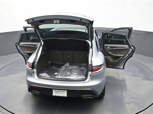 Certified 2025 Porsche Macan AWD/4WD image 28