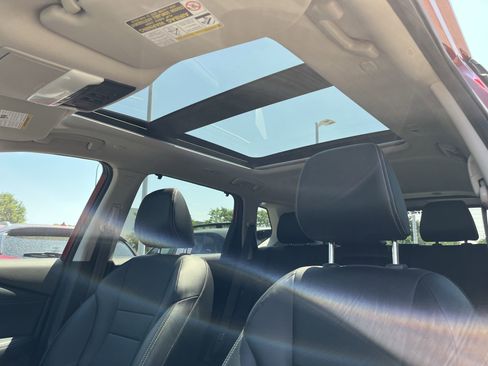 Used 2022 Nissan Rogue SL w/ SL Premium Package image 11