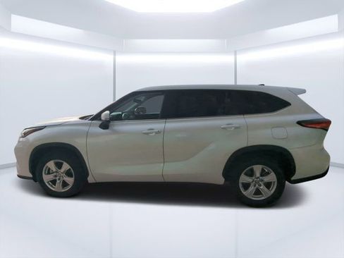 Used 2023 Toyota Highlander LE image 6