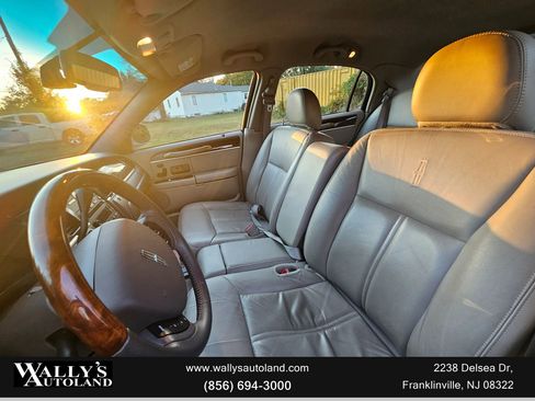 Used 2009 Lincoln Town Car Signature Limited image 13