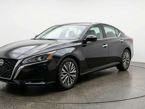 Used 2025 Nissan Altima 2.5 SV image 3