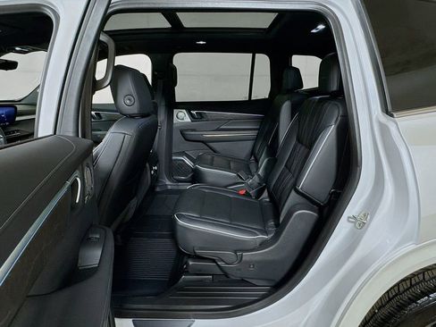 Used 2025 Buick Enclave Avenir AWD/4WD image 24