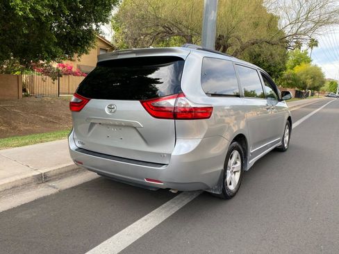 Used 2020 Toyota Sienna LE w/ LE Preferred Package image 4