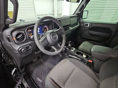 Used 2025 Jeep Gladiator Mojave w/ Convenience Group AWD/4WD image 12