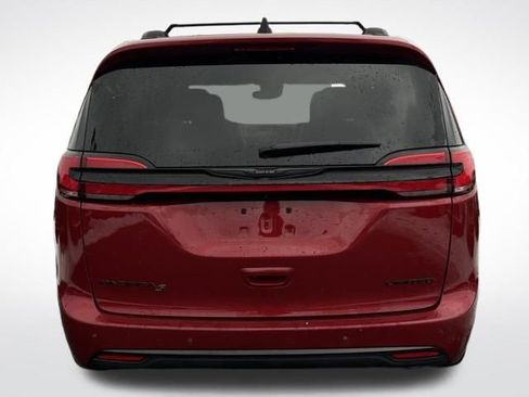 Used 2025 Chrysler Pacifica Limited image 7