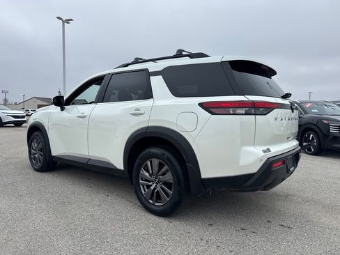 Used 2024 Nissan Pathfinder SV image 3