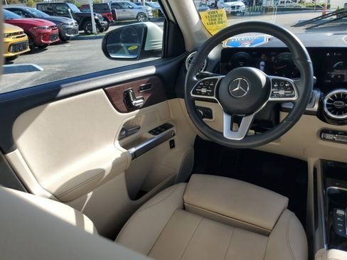 Used 2023 Mercedes-Benz GLB 250 w/ Premium Package image 15