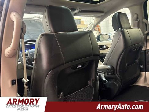 Used 2023 Chrysler Pacifica Limited image 23