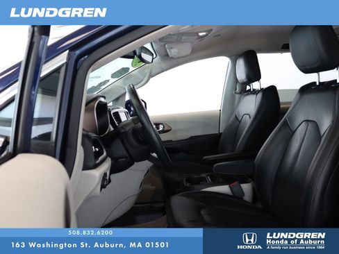 Used 2018 Chrysler Pacifica Touring-L FWD image 10