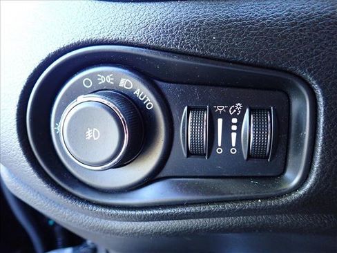 Used 2015 Jeep Renegade Latitude w/ Cold Weather Group FWD image 13
