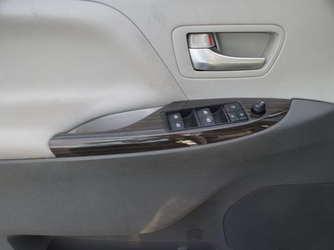 Used 2019 Toyota Sienna XLE FWD image 28