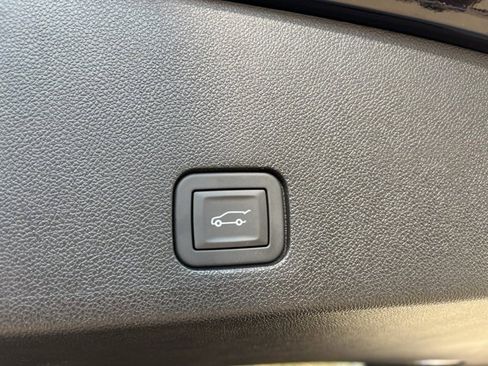 New 2025 Cadillac XT6 Luxury image 7