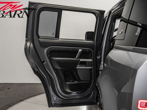 Used 2023 Land Rover Defender 110 X-Dynamic SE image 37
