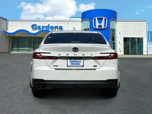 Used 2025 Toyota Camry SE FWD image 5