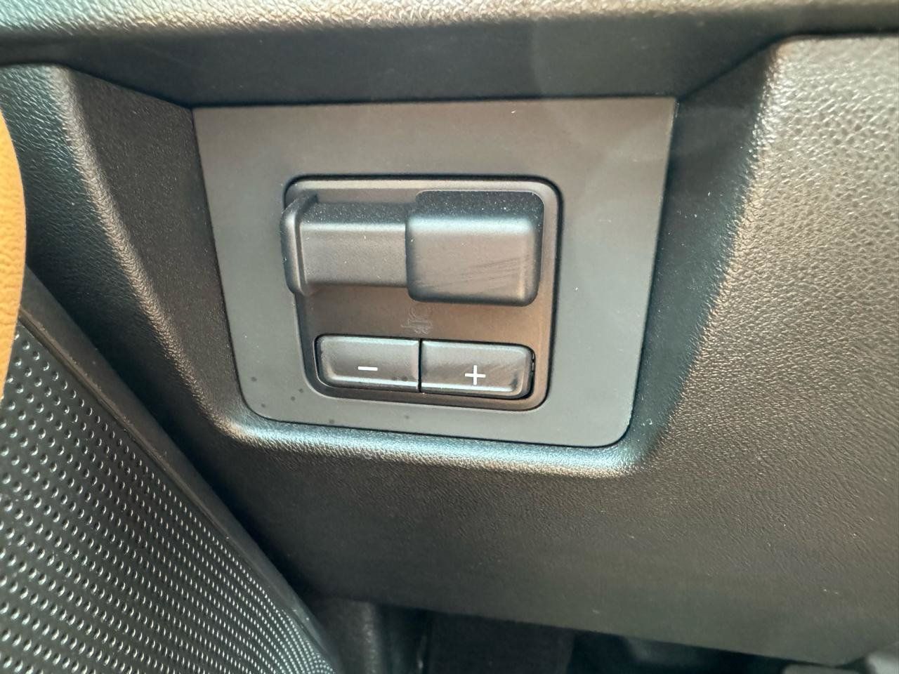 Used 2025 GMC Canyon AT4 w/ Technology Plus Package AWD/4WD image 17