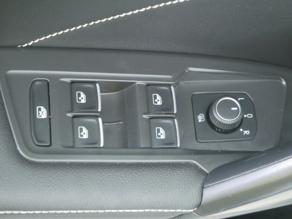 Used 2023 Volkswagen Tiguan SE w/ Panoramic Sunroof Package AWD/4WD image 21