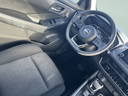 Used 2024 Nissan Rogue SV image 28