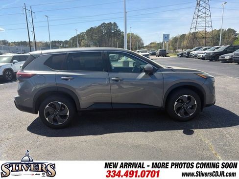 Used 2024 Nissan Rogue SV image 4