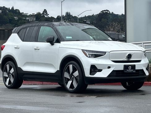 Used 2023 Volvo XC40 Recharge Plus image 10