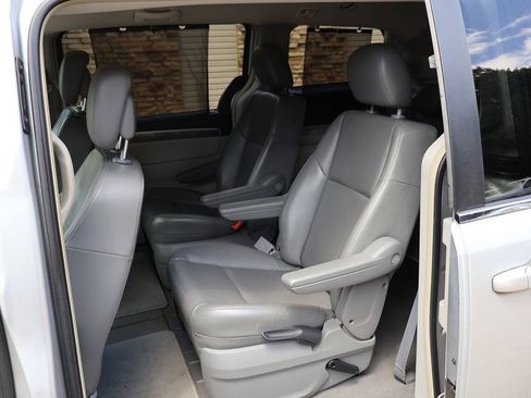 Used 2010 Volkswagen Routan SE FWD image 17