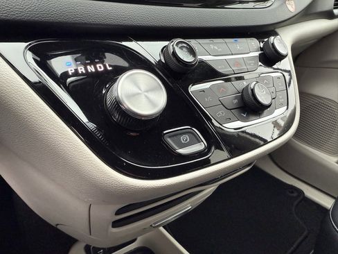 Used 2024 Chrysler Pacifica Touring-L image 10