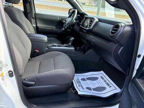 Used 2017 Toyota Tacoma TRD Sport image 17