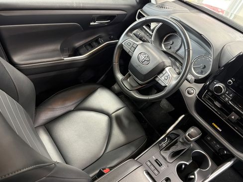 Used 2024 Toyota Highlander XLE image 9