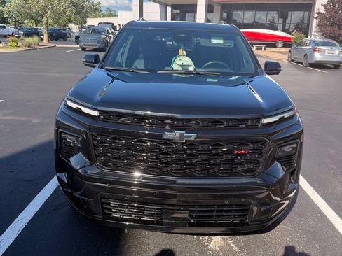 Used 2024 Chevrolet Traverse RS FWD image 2