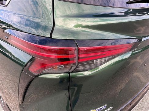 Used 2025 Toyota Sienna Platinum AWD/4WD image 33
