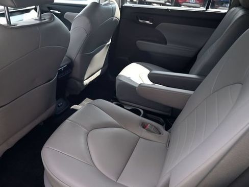 Used 2022 Toyota Highlander XLE AWD/4WD image 25