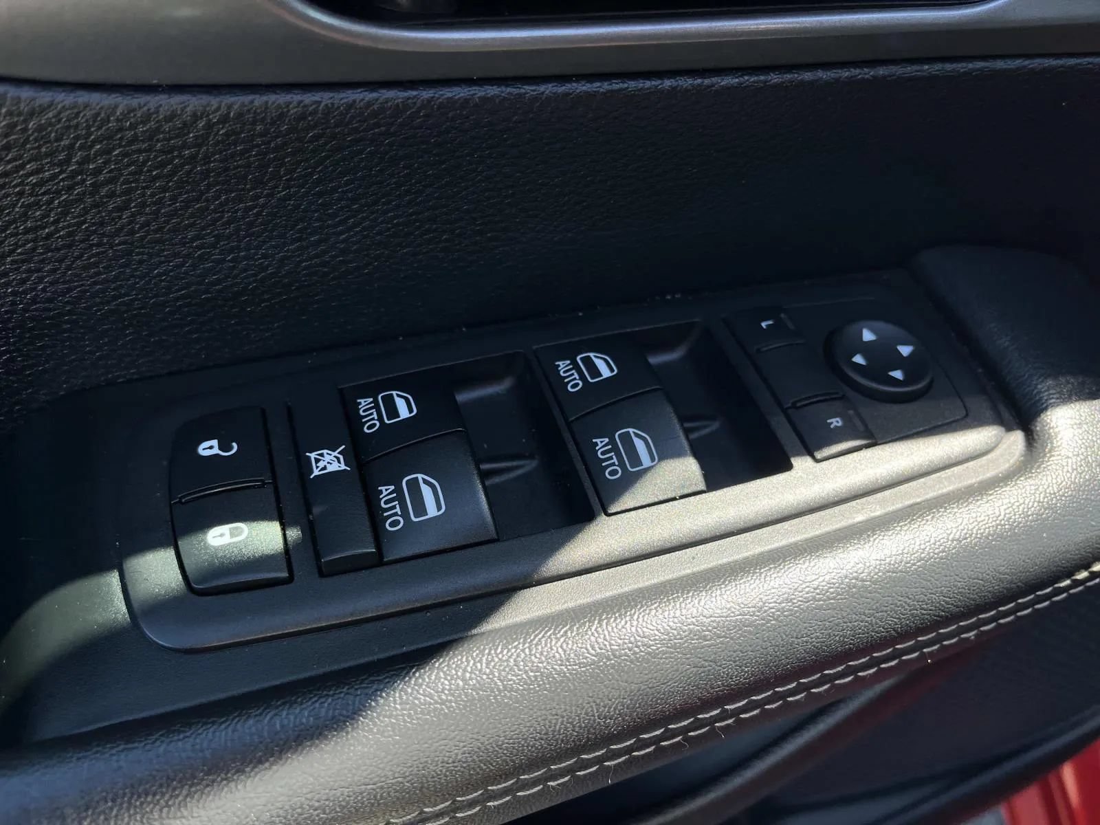 Used 2025 Chrysler Pacifica Select FWD image 26
