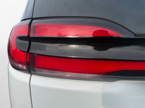 Used 2023 Chrysler Pacifica Touring-L image 21