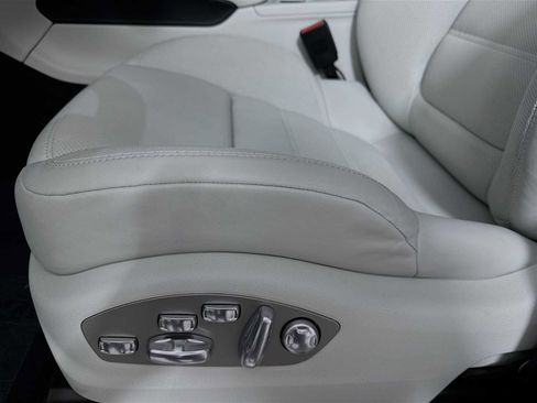 Certified 2025 Porsche Macan S image 13