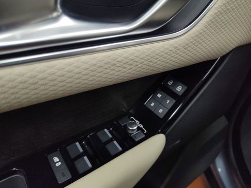 Used 2023 Land Rover Range Rover Velar R-Dynamic S image 14