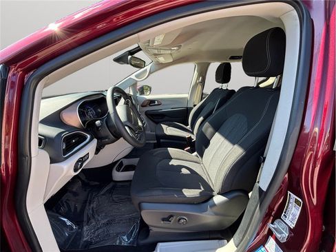 Used 2023 Chrysler Voyager LX image 2