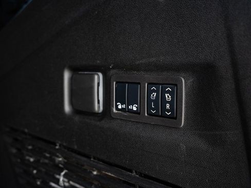 Used 2024 GMC Yukon XL Denali image 24