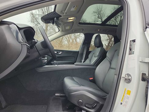 Used 2025 Volvo XC60 B5 Core image 13