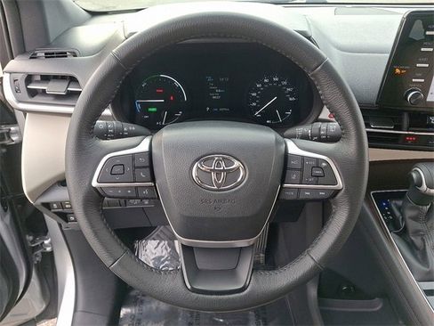 Used 2023 Toyota Sienna XLE image 19