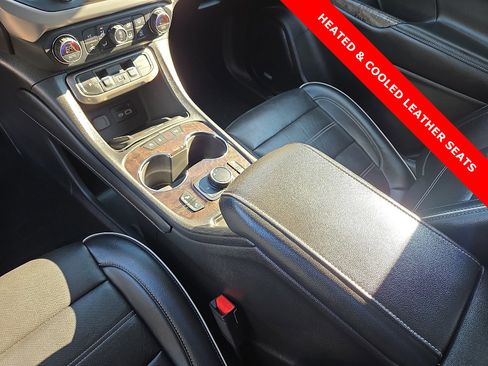 Used 2022 GMC Acadia Denali image 25