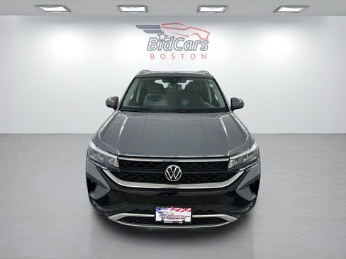 Used 2022 Volkswagen Taos SE w/ Panoramic Sunroof Package image 2