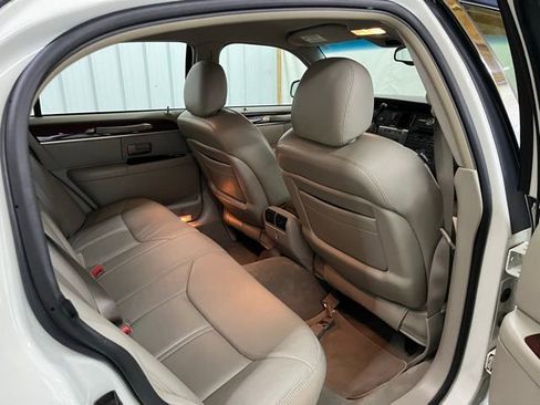 Used 2005 Lincoln Town Car Signature Limited RWD image 15