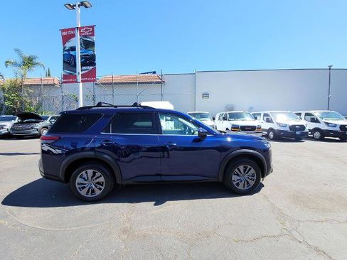 Used 2022 Nissan Pathfinder SV image 9