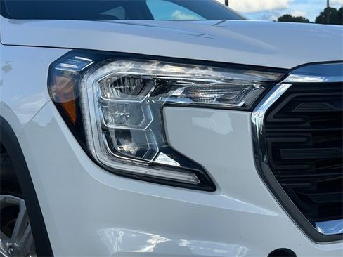 Used 2024 GMC Terrain SLE image 3