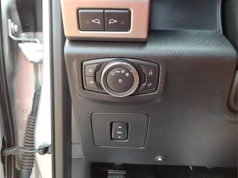 Used 2015 Ford F150 Platinum w/ Equipment Group 701A Luxury AWD/4WD image 16