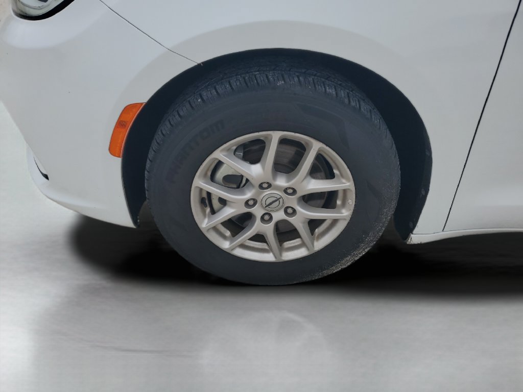 Used 2024 Chrysler Pacifica Touring-L FWD image 26
