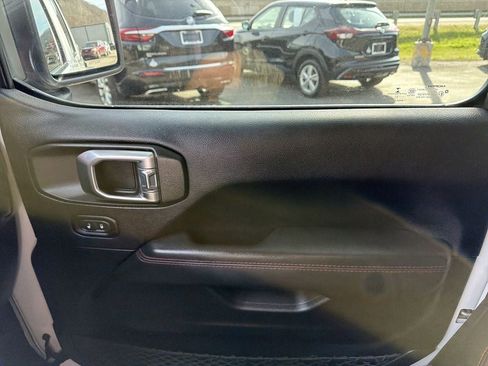 Used 2018 Jeep Wrangler Unlimited Sahara image 24