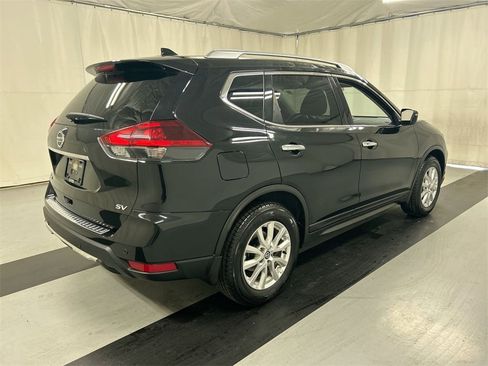 Used 2019 Nissan Rogue SV image 2