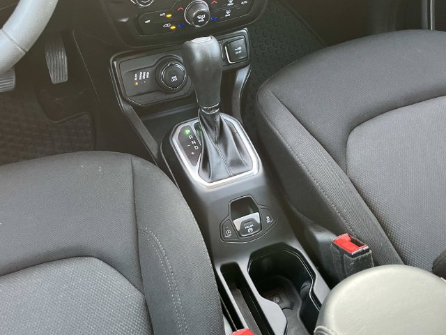 Used 2023 Jeep Renegade Latitude AWD/4WD image 14