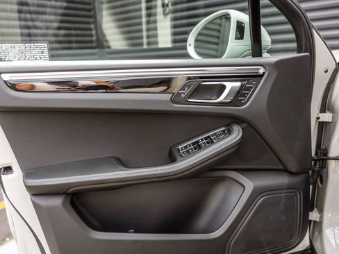 Certified 2023 Porsche Macan AWD/4WD image 19